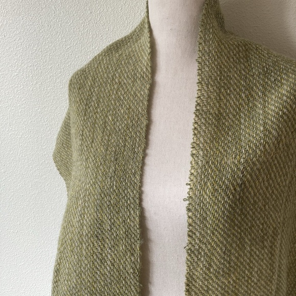 VINTAGE & HANDWOVEN green 🍐 & gold & cream wool scarf - Picture 2 of 7